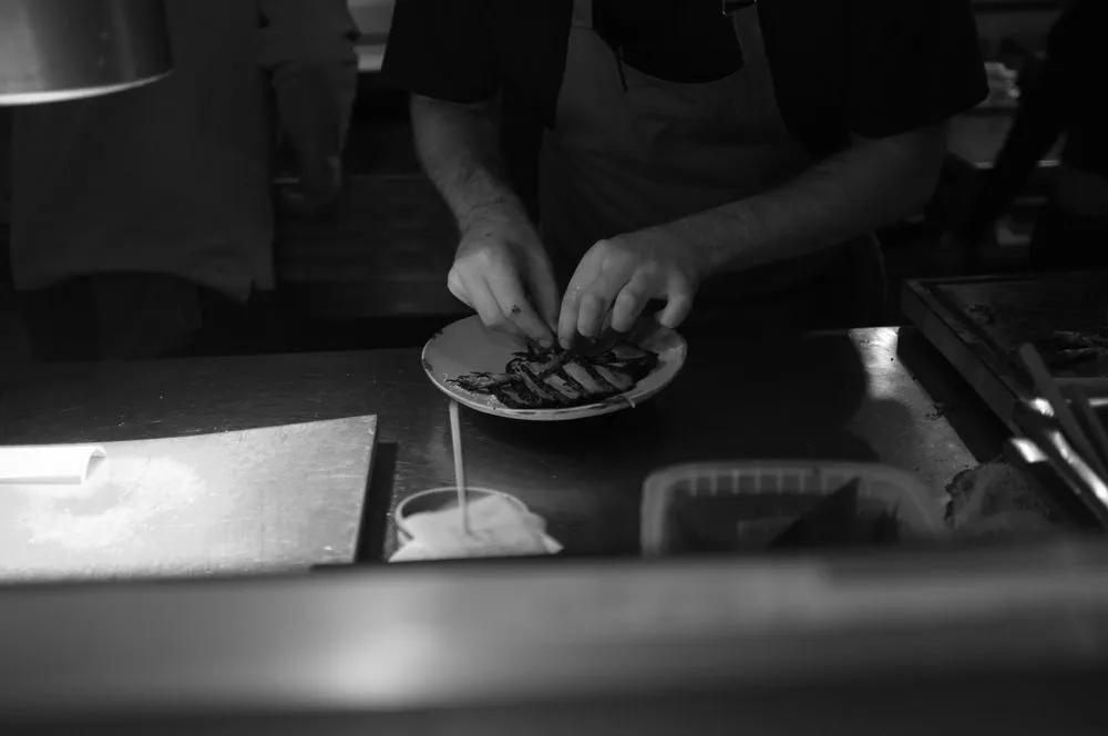Chefkoch bei der Zubereitung eines Gourmet-Gerichts