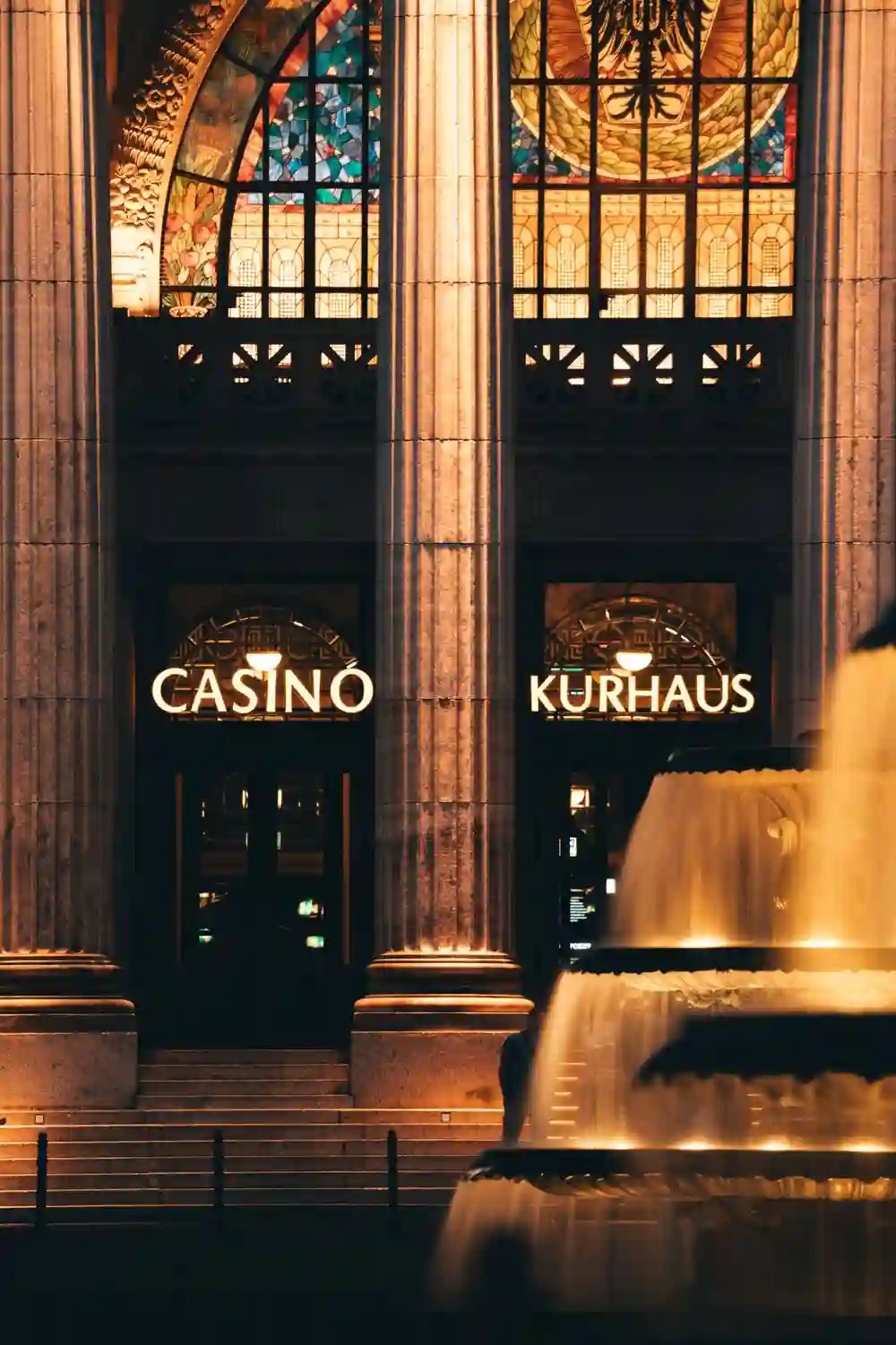 Exklusives Kasinohotel in Deutschland - Außenansicht bei Nacht